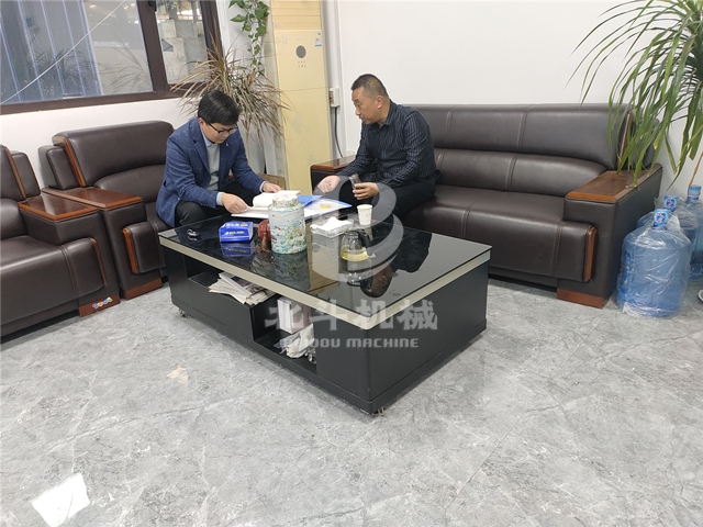 客戶對我公司全自動(dòng)稻殼炭化爐的實(shí)地考察和產(chǎn)品評(píng)價(jià)